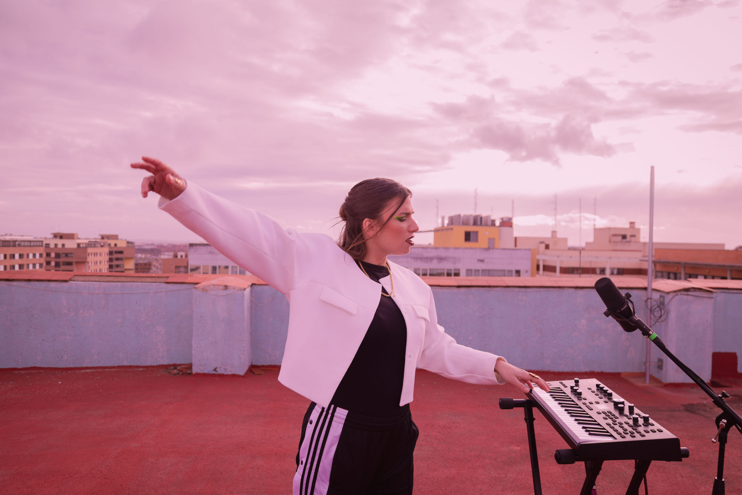 Xerach reinterpreta “Pobre Diabla” con un videoclip queer