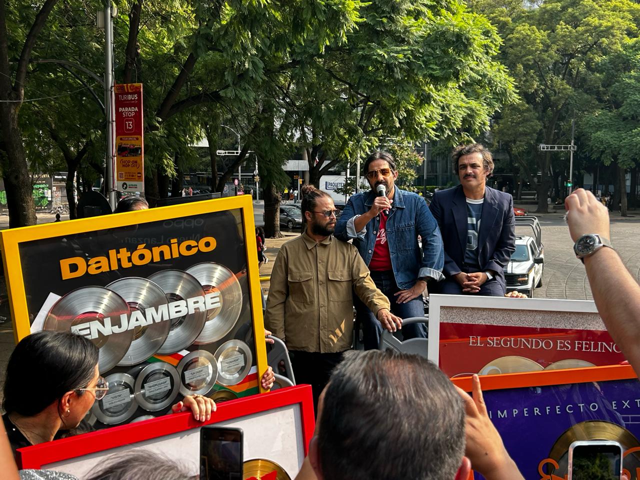Enjambre muestra sus certificaciones de discos de Diamante, Platino y Oro junto al Turibus