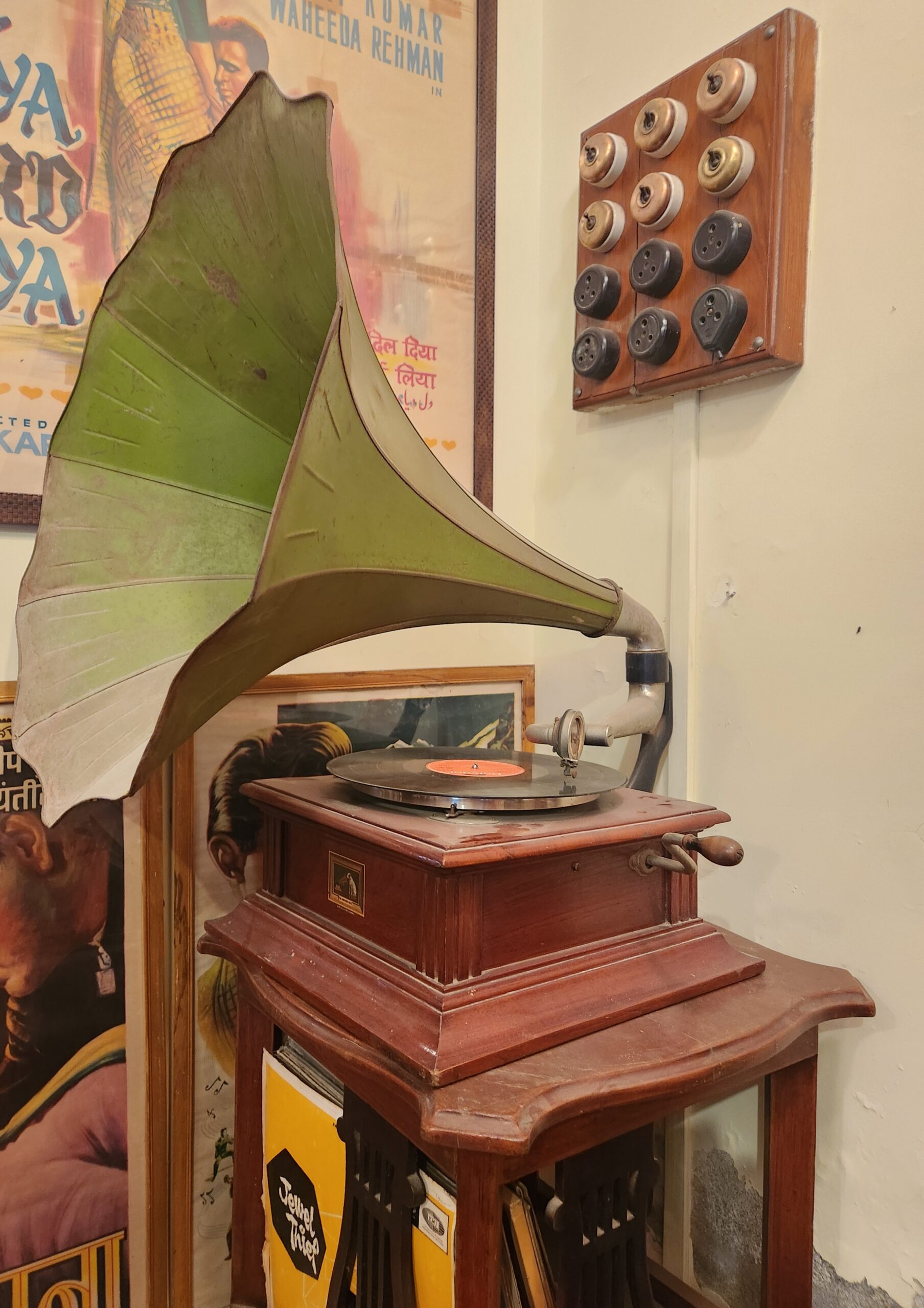 Tocádiscos antiguo con un disco de vinilo