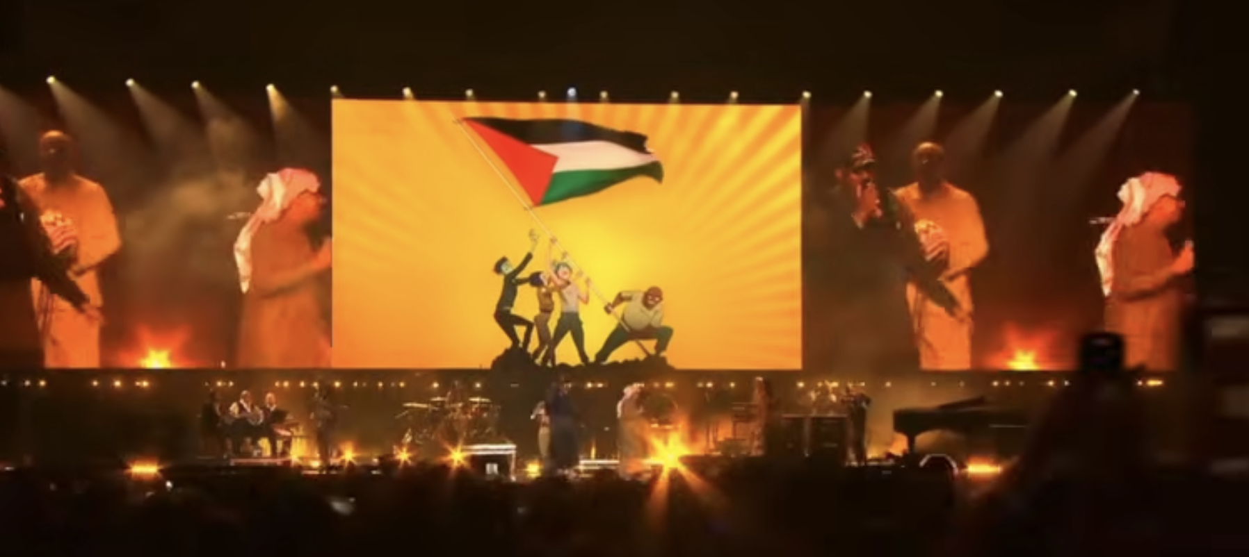 Damon Albarn de Gorillaz sostiene una bandera de Palestina en concierto