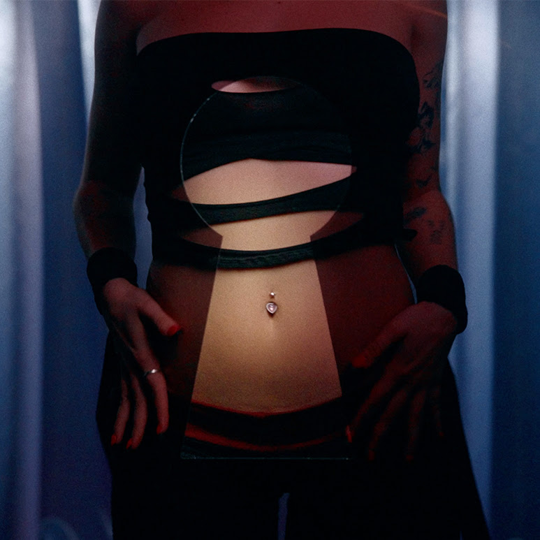 Miranda Santizo durante la nueva era de su música con el sencillo piercing girl